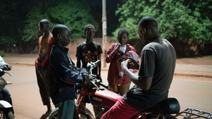 Theophile Palenfo, educador social, habla con un grupo de niños que se ha encontrado en la calle durante la vuelta de reconocimiento que hace tres días a la semana para identificar los niños en situación de calle en la ciudad de Bobo-Dioulasso, en Burkina Faso.