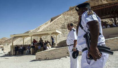 Dos guardias egipcios, junto a varios turistas en Luxor.