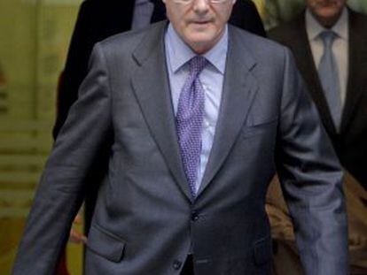 Luis María Linde, gobernador del Banco de España, saliendo de la Audiencia Nacional, donde ha acudido a declarar por el caso Bankia.