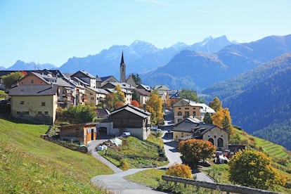 Situado en lo más profundo de los Grisones, en la Baja Engadina, Guarda es conocido por el cuento tradicional suizo del 'Schellenursli'. Situado a 1.600 metros de altura, presenta la imagen idílica e intocada de una Suiza tradicional y ha recibido el Premio Wakker al pueblo mejor preservado del país. Su casco histórico es considerado como tesoro nacional. Guarda propone caminos ideales para practicar el senderismo en familia. Además, se puede descubrir también el vecino pueblo de Lavin.