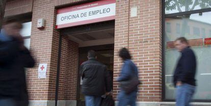 Un grupo de personas hacen cola en un a oficina del INEM en Madrid.