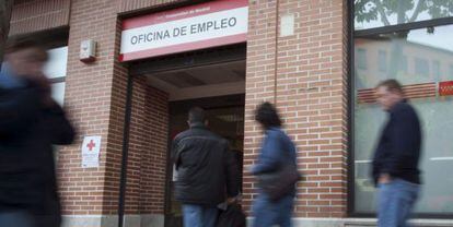 Un grupo de personas hacen cola en un a oficina del INEM en Madrid. 