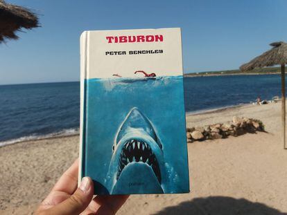 Ejemplar de la novela 'Tiburón' fotografiado desde el Chiringuito Pelayo de Formentera.