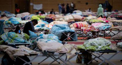 Refugiados en un centro deportivo en Berl&iacute;n, hoy
