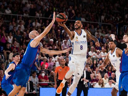 Adam Hanga anota ante Calathes durante el segundo partido de las finales de la ACB este miércoles en el Palau blaugrana.