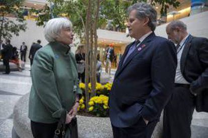 La presidenta de la Reserva Federal, Janet Yellen (i), conversa con el subdirector gerente del Fondo Monetario Internacional (FMI), David Lipton (d), durante el encuentro de los países del G20 y del Fondo Monetario Internacional (FMI) en Washington, DC, Estados Unidos.
