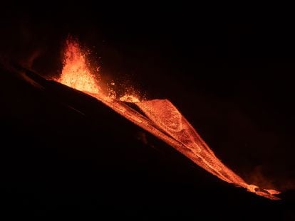 Derrame de lava del volcán de La Palma, en una imagen del jueves por la noche.