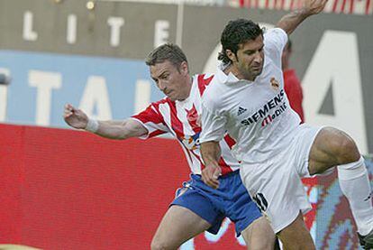 Otero y Figo pelean por el balón.