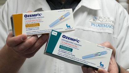 Una farmacéutica muestra cajas de Ozempic, un tratamiento contra la diabetes que también se usa para la pérdida de peso.