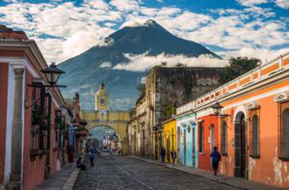 Calle con volcán de fondo en Antigua (Guatemala).