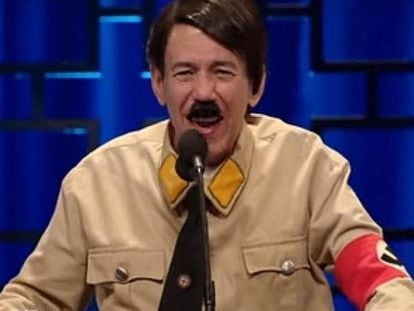 El cómico Gilbert Gottfried, caracterizado como Adolf Hitler en 'Historical Roasts'. En vídeo, tráiler del programa.