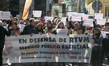 Manifestación de trabajadores de TeleMadrid, en la plaza de Jacinto Benavente este sábado 11 de enero.