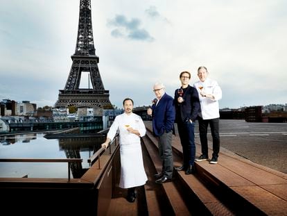 De izquierda a derecha, en la azotea del Museo del Quai Branly de París, Romain Meder, Alain Ducasse Vincent Chaperon y Albert Adrià.