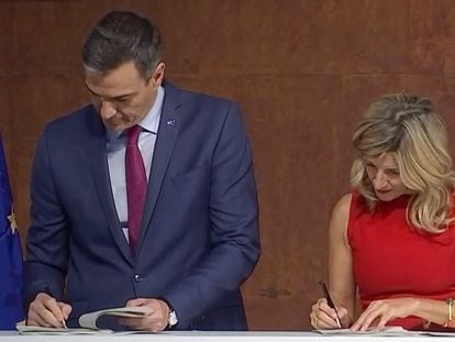Pedro Sánchez y Yolanda Díaz, durante la firma del acuerdo de Gobierno entre PSOE y Sumar.