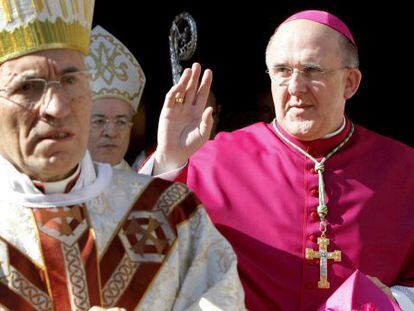 El nuevo arzobispo de Madrid, Carlos Osoro (derecha), tras Antonio Mar&iacute;a Rouco Varela, en una imagen de 2009. 