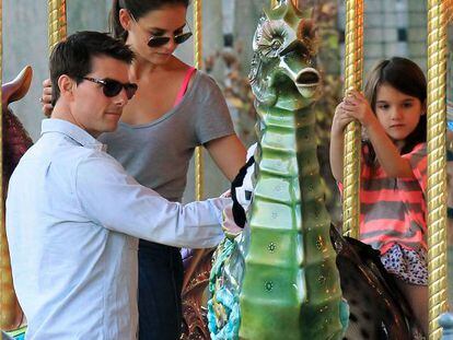 Tom Cruise, Katie Holmes y Suri, en un carrusel, en octubre de 2011. 