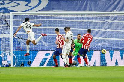 Álvaro Rodríguez remata de cabeza para empatar el partido ante el Atlético de Madrid, en el Santiago Bernabéu, este sábado.