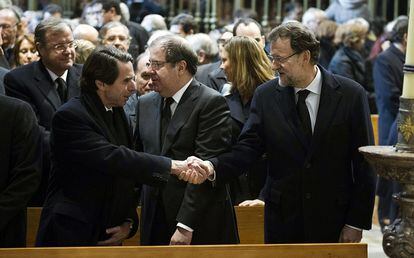 El presidente del Gobierno, Mariano Rajoy (d) saluda al expresidente José María Aznar (i) en presencia del presidente de Castilla y León, Juan Vicente Herrera, durante el funeral del primer presidente de Gobierno de la democracia, Adolfo Suárez, oficiado en la catedral de Ávila.