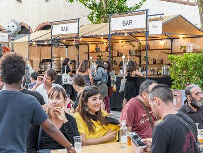 Ambient del Grec al Sec, a la plaça Margarida Xirgu.