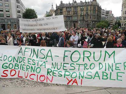 Manifestación de afectados por la estafa de Fórum y Afinsa en la plaza de Moyua de Bilbao.