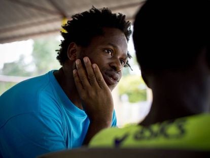 Ishmael Beah, ex ni&ntilde;o soldado de Sierra Leona, habla con un joven en un centro de rehabilitaci&oacute;n de menores combatientes en Sud&aacute;n del Sur.