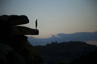 Un visitante observa el Parque Nacional de la Sierra del Guadarrama.