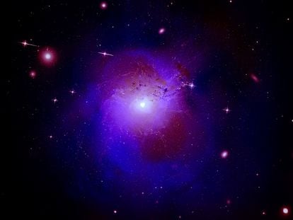 Imagen compuesta del cúmulo de galaxias Perseo utilizando datos del observatorio de rayos X Chandra de la NASA, XMM-Newton de la ESA y el telescopio Hitomi, que buscan materia oscura.