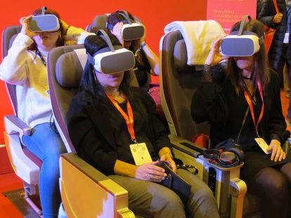 Cuatro mujeres prueban las gafas de realidad virtual de Iberia en Fitur.