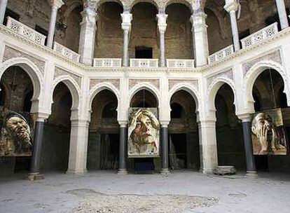 El patio central de la biblioteca de Bosnia, que albergó este verano la exposición<i> Los horrores de la guerra.</i>