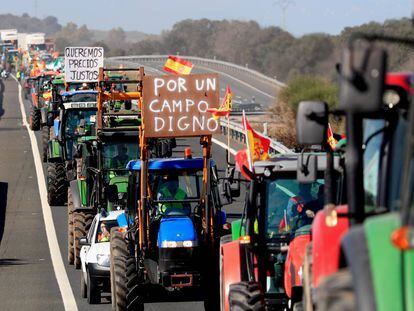 Varios agricultores tratan de cortar una carretera a la altura de Navalmoral de la Mata (Cáceres)
