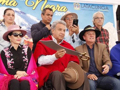 El presidente ecuatoriano Len&iacute;n Moreno, en el centro, el pasado s&aacute;bado  en el desfile de la Mama Negra, en Latacunga (Ecuador). 