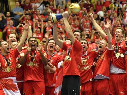 Los jugadores daneses, con el trofeo de campeones del mundo.