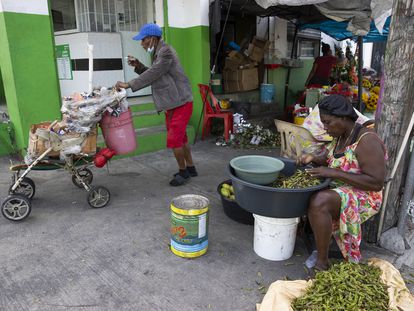 Una mujer haitiana venden productos el 23 de mayo en Santo Domingo, República Dominicana.