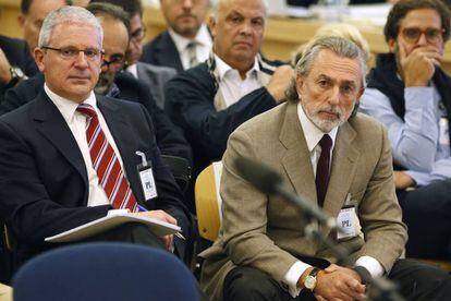 Francisco Correa y Pablo Crespo durante un juicio sobre el caso Gürtel, en 2016.