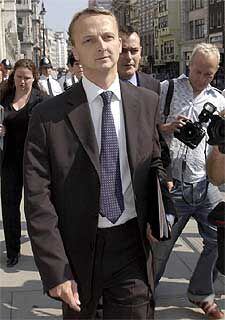 Richard Taylor, asesor del ministro de Defensa británico, tras tomar declaración ante el juez Hutton.