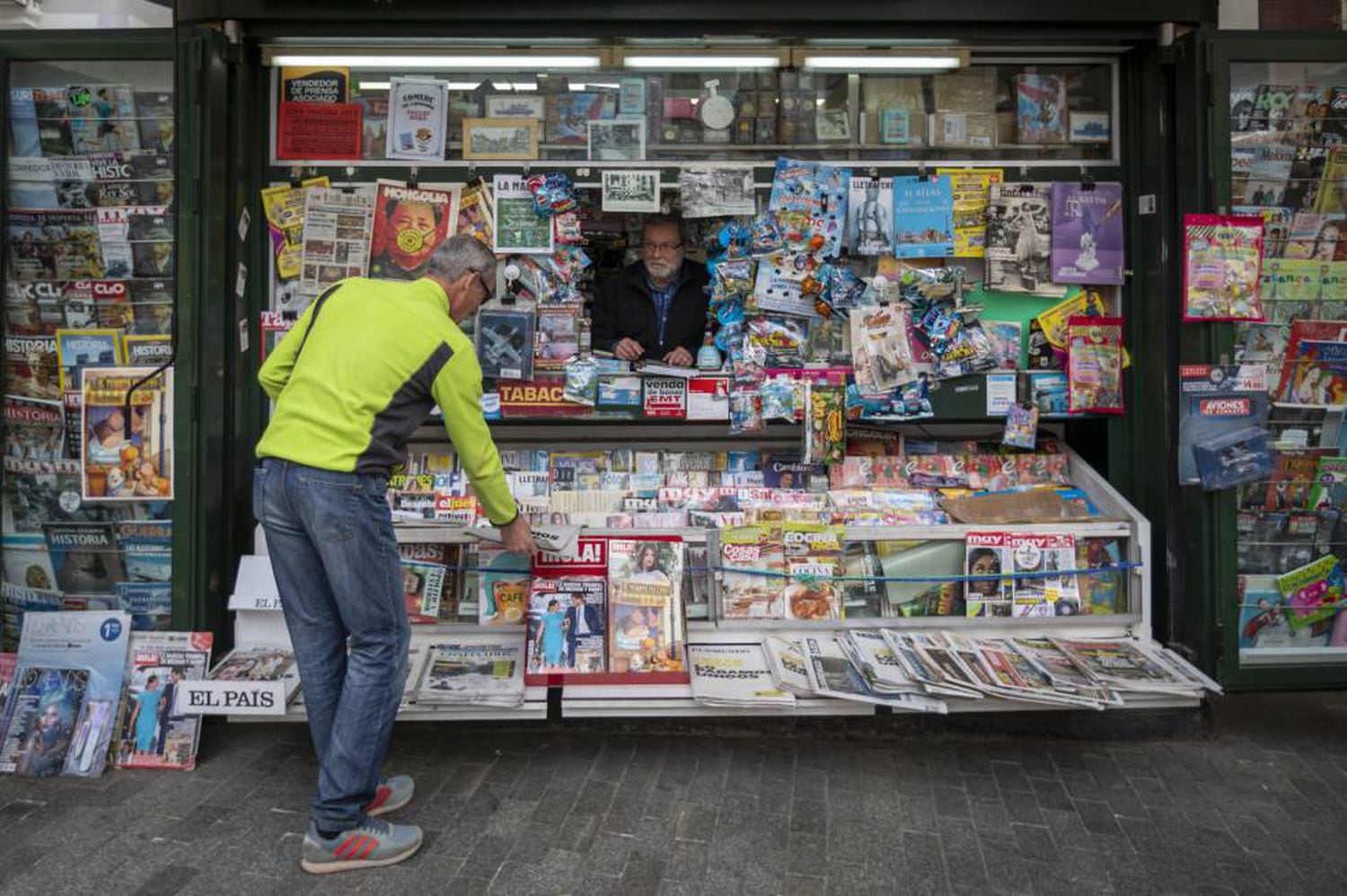 Un hombre compra el periódico en un quiosco de Valencia, este martes.