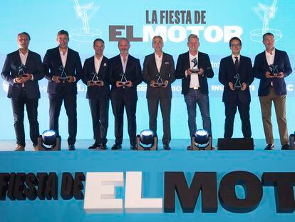 De izquierda a derecha: Jesús Alonso, presidente de Ford España; José Miguel Aparicio, director general Audi España; Sébastien Guigues, director general de Renault y Alpine en España; Leopoldo Satrústegi, director general de Hyndai España; Emilio Herrera, presidente de Kia España; Wayne Griffiths, presidente mundial de Seat/Cupra; Joao Mendes, director de Peugeot España; y Alex García Llobet, director de Marketing de Volkswagen Vehículos Comerciales, tras recoger los premios el pasado jueves en el Hipódromo de La Zarzuela. 