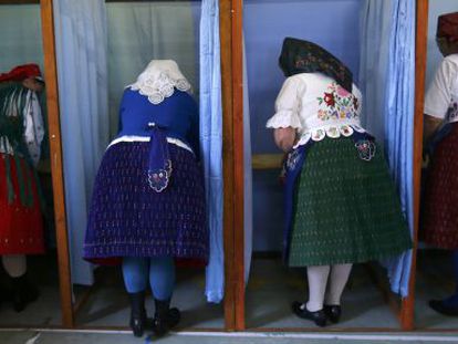Mujeres h&uacute;ngaras preparan sus papeletas en un colegio electoral en 
 Veresegyhaza, cerca de Budapest.  