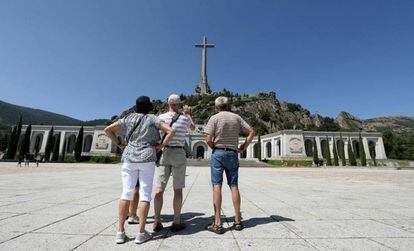 Visitantes fotografían el monumento del Valle de los Caídos.