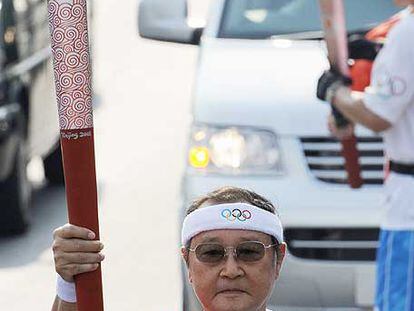 El portador de la antorcha olímpica en su recorrido por Tailandia.