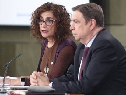 La ministra de Hacienda y Portavoz del Gobierno, María Jesús Montero y el ministro de Agricultura, Pesca y Alimentación, Luis Planas, durante la rueda de prensa posterior al Consejo de Ministros.