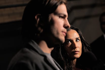 Demi Moore y Ashton Kutcher -


El lanzamiento del libro de memorias de la actriz –Inside out– el pasado 2019 destapó la caja de los truenos de su relación con el actor, con quien estuvo casada durante seis años. En sus páginas, Moore se arrepiente de haber accedido a la petición de Kutcher de mantener una relación abierta: “Hice un trío en dos ocasiones, pero lejos de ser positivo para la pareja fue el inicio del fin de la relación. Fue un error y la excusa que utilizó él para mantener relaciones sexuales con otras mujeres. (…) Me inundó la vergüenza, no podía evitar sentir que todo era culpa mía”.