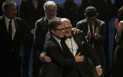 Los actores Gael Garc&iacute;a Bernal y Luis Gnecco celebran el premio a mejor pel&iacute;cula para &#039;Neruda&#039; en los F&eacute;nix.