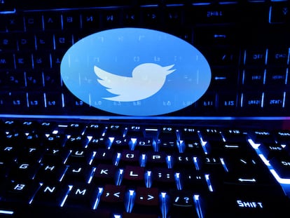 Logo de Twitter reflejado en un portátil.