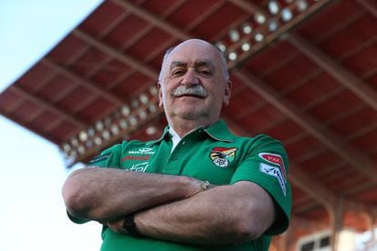 Azkargorta, entrenador de la selecci&oacute;n de Bolivia, fotografiado en el estadio S&aacute;nhez Pizjuan.