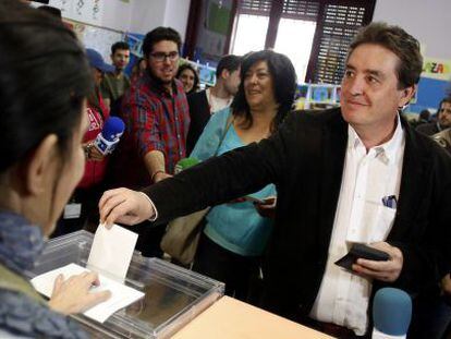 Luis Garc&iacute;a Montero votando  en el colegio Pi Maragall de Madrid. 