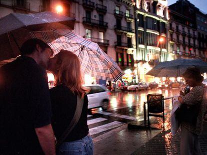 Les parelles que s&#039;enamoren sota la pluja s&#039;estimen m&eacute;s, diu Sergi P&agrave;mies en un dels contes