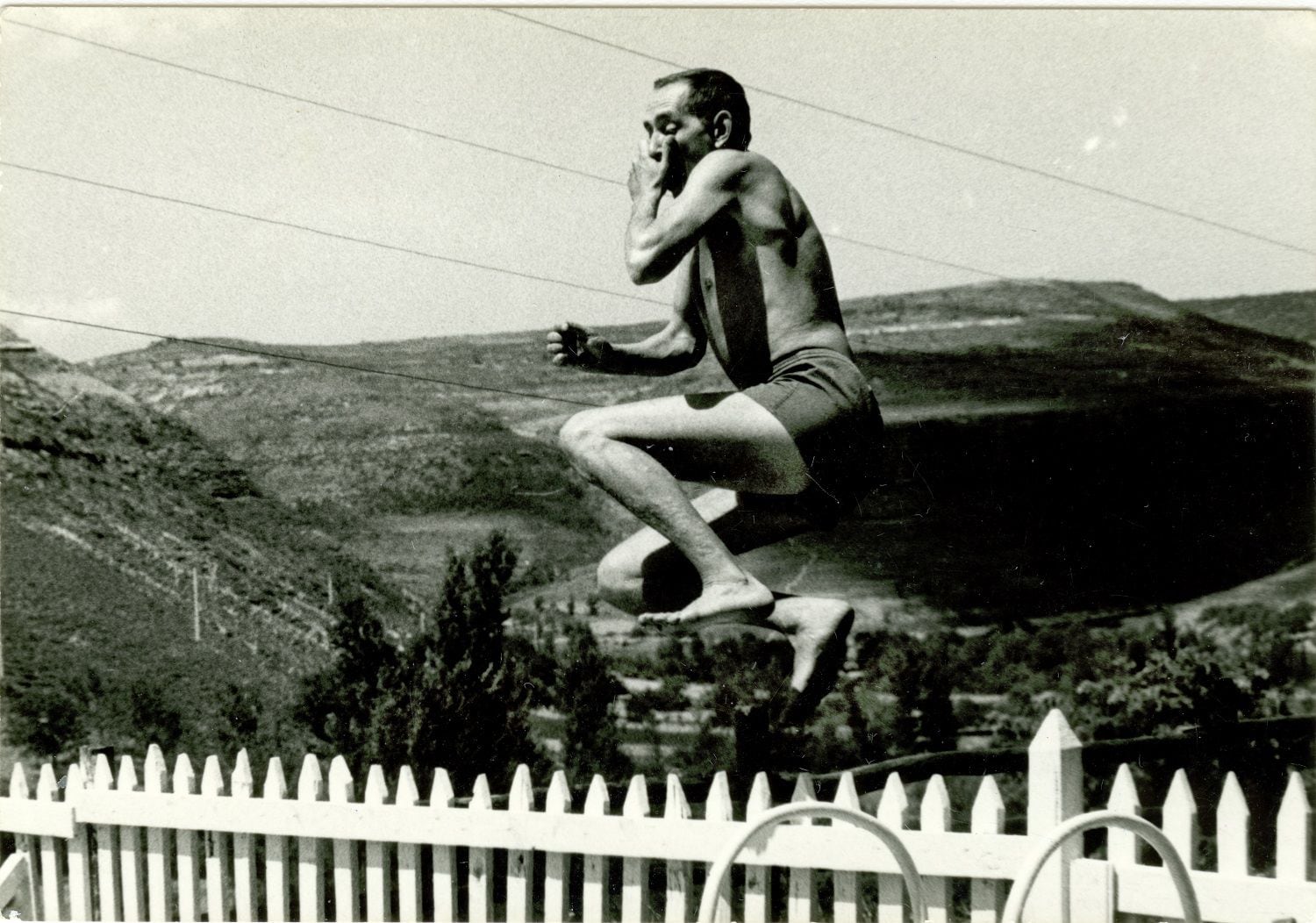 Miguel Delibes lanzándose al agua en la piscina de su casa de Sedano (Burgos). En torno a 1961.