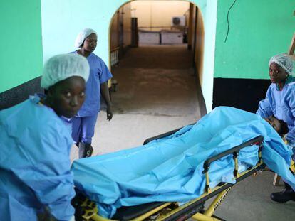 Unas enfermeras asisten a una paciente en el hospital Redeption, de Monrovia, Liberia, el 2 de marzo de 2015.  