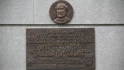 Placa dedicada a Juan Prim y Prats en el cruce de Alcal&aacute; con Marqu&eacute;s de Cubas, sobre el muro exterior del Banco de Espa&ntilde;a. 